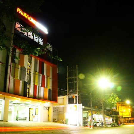 Front One Hotel Tulungagung Buitenkant foto