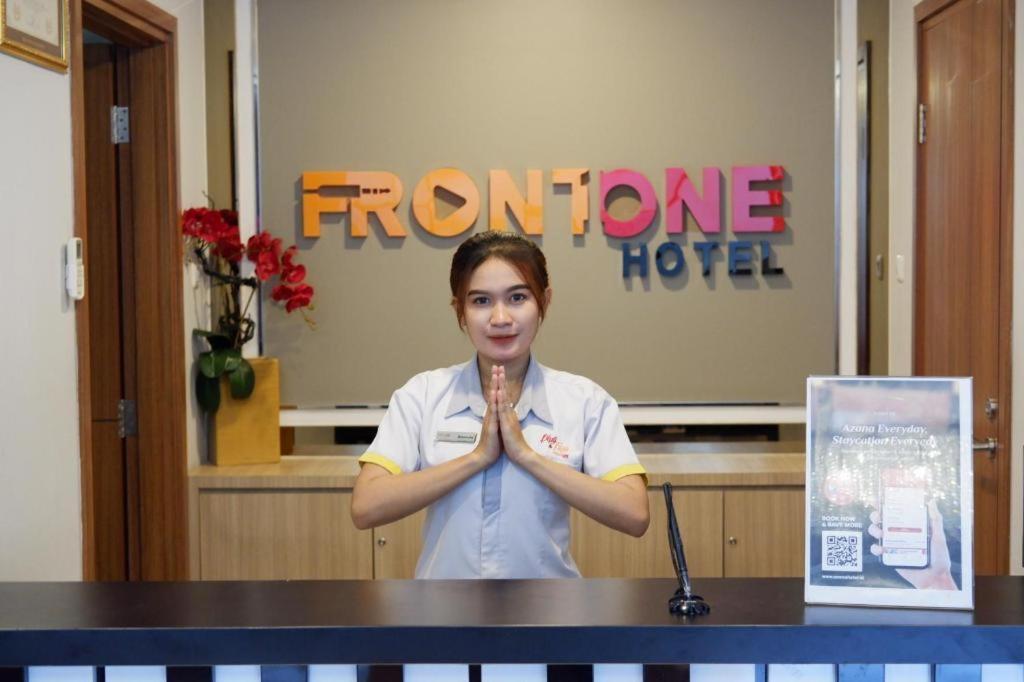 Front One Hotel Tulungagung Buitenkant foto