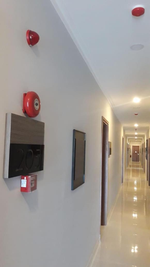 Front One Hotel Tulungagung Buitenkant foto