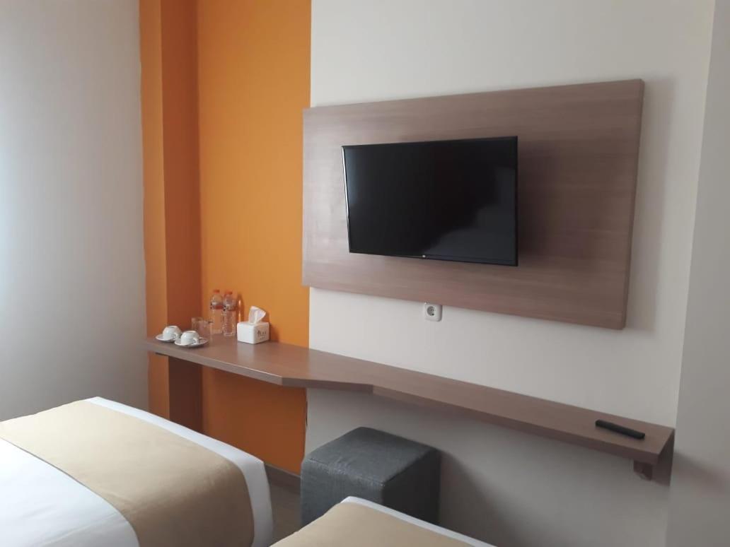 Front One Hotel Tulungagung Buitenkant foto