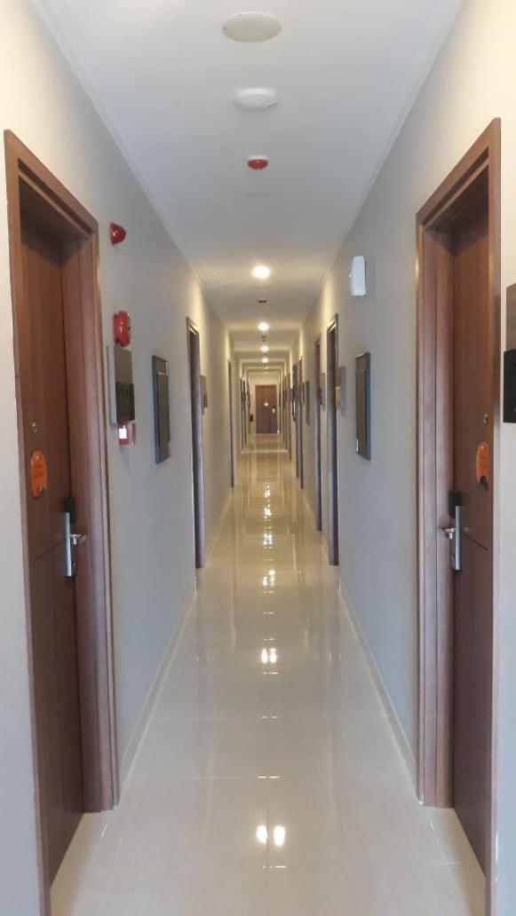 Front One Hotel Tulungagung Buitenkant foto