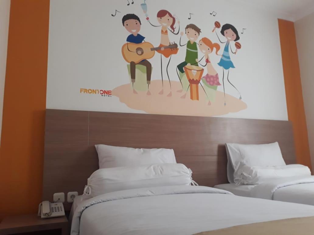Front One Hotel Tulungagung Buitenkant foto