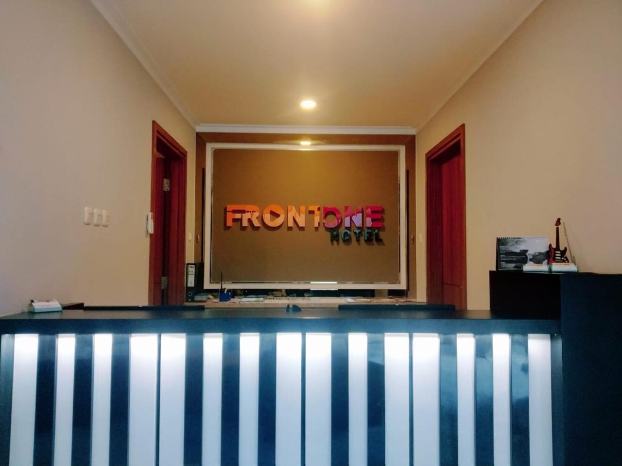 Front One Hotel Tulungagung Buitenkant foto