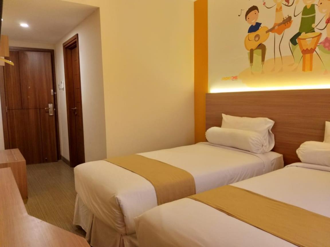 Front One Hotel Tulungagung Buitenkant foto