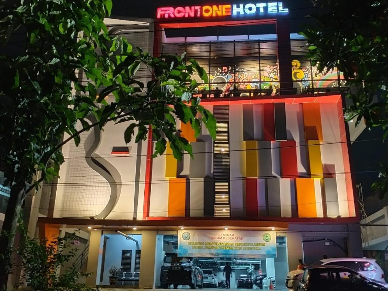 Front One Hotel Tulungagung Buitenkant foto
