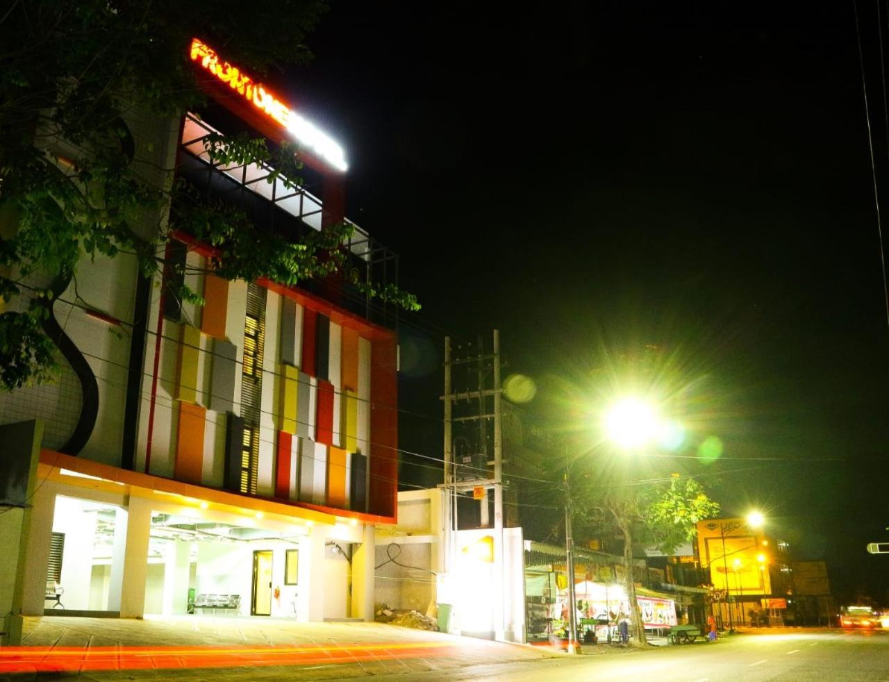 Front One Hotel Tulungagung Buitenkant foto